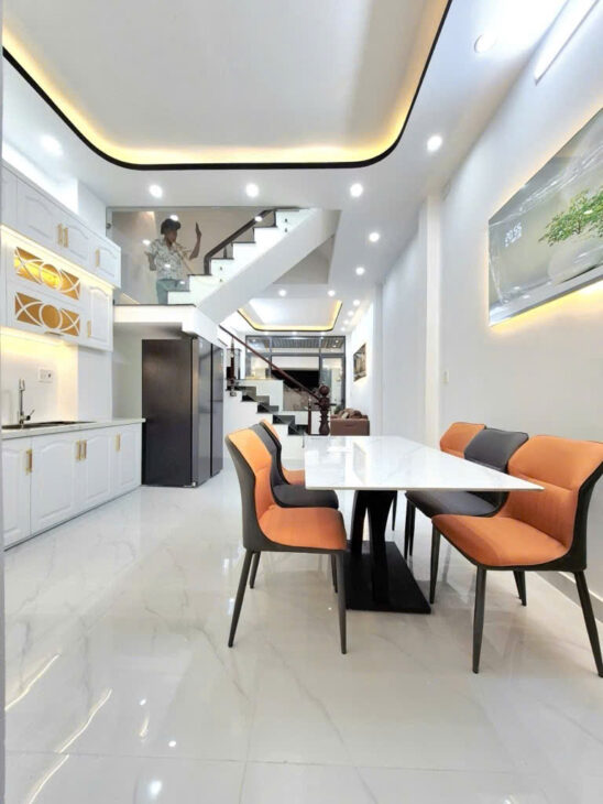 SÁT MẶT TIỀN XE HƠI Q7 CÓ 7 TỎI XE HƠI NGŨ TRONG NHÀ