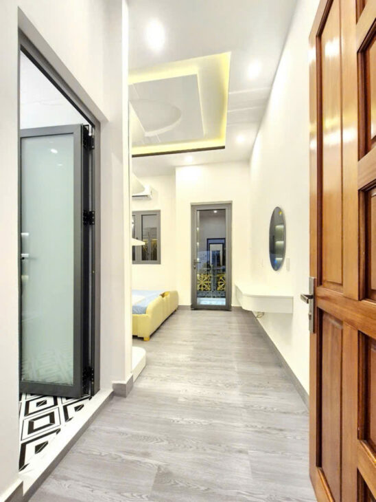 SÁT MẶT TIỀN XE HƠI Q7 CÓ 7 TỎI XE HƠI NGŨ TRONG NHÀ