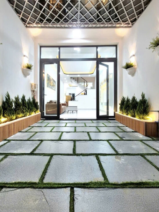 SÁT MẶT TIỀN XE HƠI Q7 CÓ 7 TỎI XE HƠI NGŨ TRONG NHÀ