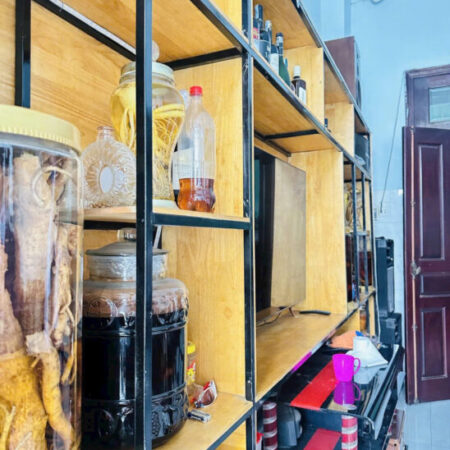 NHÀ 1 TRỆT 1 LỬNG MẶT TIỀN ĐƯỜNG THÔNG PHAN ĐĂNG LƯU DĨ AN, ĐỐI DIỆN TRƯỜNG MẦM NON, SÂN Ô TÔ DÀI.
