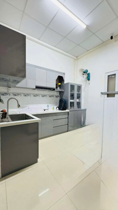 12 Tỷ: bán nhà 3 mặt tiền Phan Đình Phùng Phú Nhuận- ngang hơn 4m- kinh doanh đỉnh. VŨ 0933910039