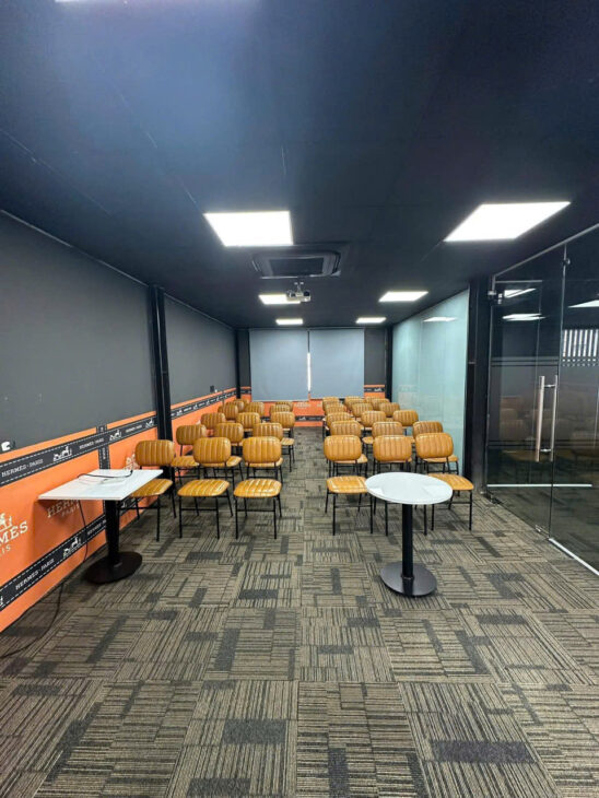 Quận 1 ! MẶT BẰNG ĐẸP LẮM ! CHO THUÊ TẦNG 1, 2, 3 và TRỆT , DT : 180 m2 ( mỗi tầng ) Tel :