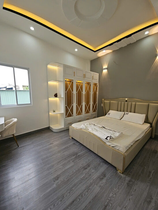 SÁT MẶT TIỀN XE HƠI Q7 CÓ 7 TỎI XE HƠI NGŨ TRONG NHÀ