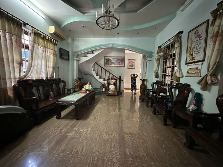 Bán nhà mặt tiền Dương Công Khi, Hóc Môn. DT 200m2, 3 tầng, 6PN. Sổ hồng, giá 15 tỷ.