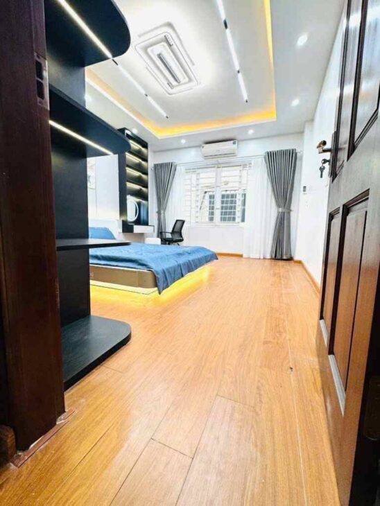 NGUYỄN ĐÌNH HOÀN 32M x5 TẦNG-MT 4M,SÁT PHỐ,NGÕ THÔNG-GIÁ 8,4 TỶ