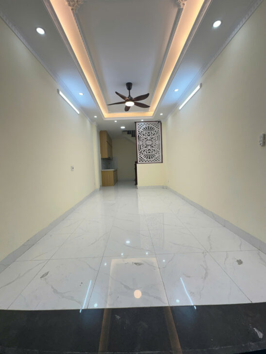 Bán nhà ngõ Bát Khối, Long Biên. 32m2 x 5T, 3PN, SĐCC, 6.4 tỷ. LH: 0976766363