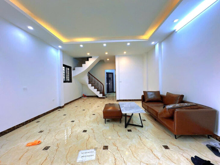 Bán nhà phố Hoàng Quốc Việt 51m2 x 5 tầng, ô tô đỗ cửa, sổ đỏ chính chủ, 20.x tỷ