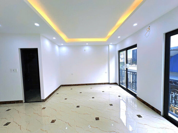 Bán nhà phố Hoàng Quốc Việt 51m2 x 5 tầng, ô tô đỗ cửa, sổ đỏ chính chủ, 20.x tỷ