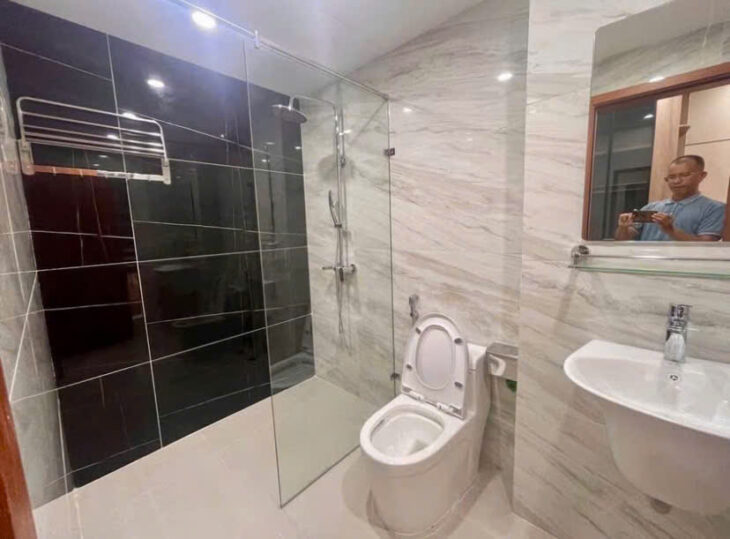 NHÀ XÂY MỚI CẦU GIẤY- 6 TẦNG THANG MÁY- DT 42M2- GẦN Ô TÔ- HƠN 9 TỶ