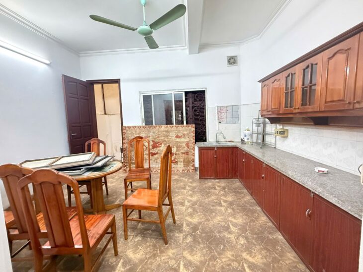 21.11.25.2 Cho thuê nhà nguyên căn ở Trần Duy Hưng, 80m2 x 5 tầng, có sân cổng riêng để xe thoải