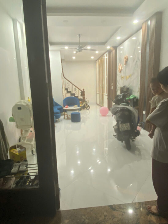 Gia đình tôi cần bán nhà đẹp ở luôn ngõ 101 Thanh Nhàn, 40m2, 5 tầng, 6 phòng ngủ giá 12.2 tỷ