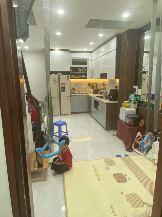 Gia đình tôi cần bán nhà đẹp ở luôn ngõ 101 Thanh Nhàn, 40m2, 5 tầng, 6 phòng ngủ giá 12.2 tỷ