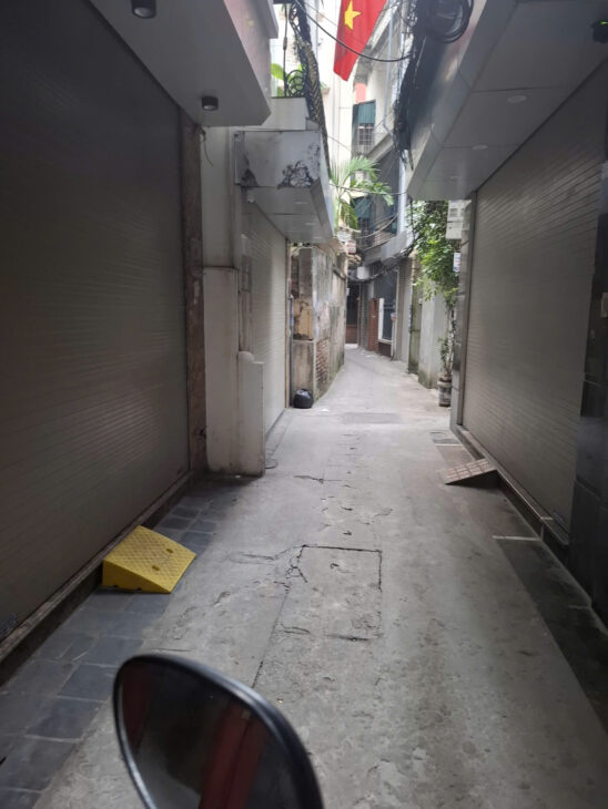 Gia đình tôi cần bán nhà đẹp ở luôn ngõ 101 Thanh Nhàn, 40m2, 5 tầng, 6 phòng ngủ giá 12.2 tỷ