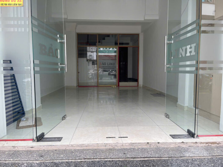 Cho thuê nhà mặt tiền đường Huỳnh Văn Bánh, Phú Nhuận tiện ở và kinh doanh với 7PN, 8WC và 1 MBKD