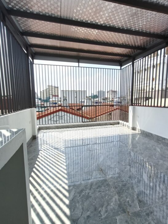 NHÀ MỚI KÍNH KOONG – THANG MÁY – Ô TÔ VÀO NHÀ – NGÕ THÔNG – GẦN HỒ – CÁCH PHỐ 20M