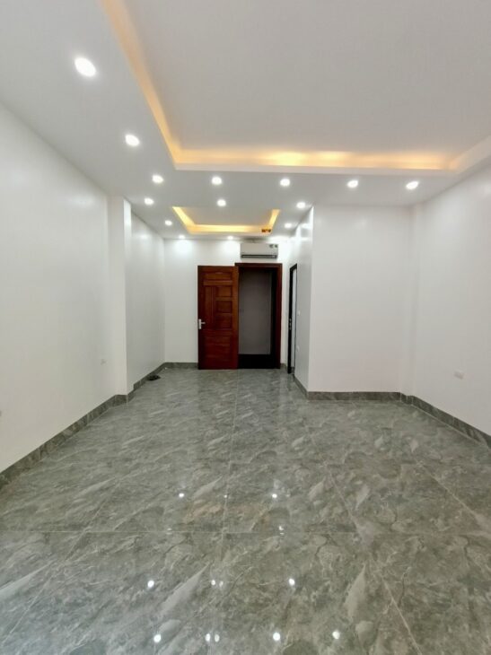 NHÀ MỚI KÍNH KOONG – THANG MÁY – Ô TÔ VÀO NHÀ – NGÕ THÔNG – GẦN HỒ – CÁCH PHỐ 20M