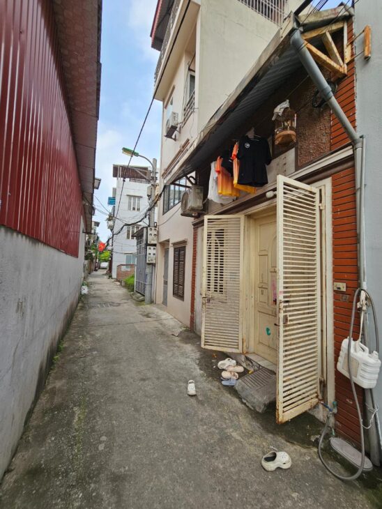 Bán nhà C4 Ngọc Thuỵ 35m lô góc oto qua nhà chỉ 4 tỷ hơn xíu. LH 0936123469