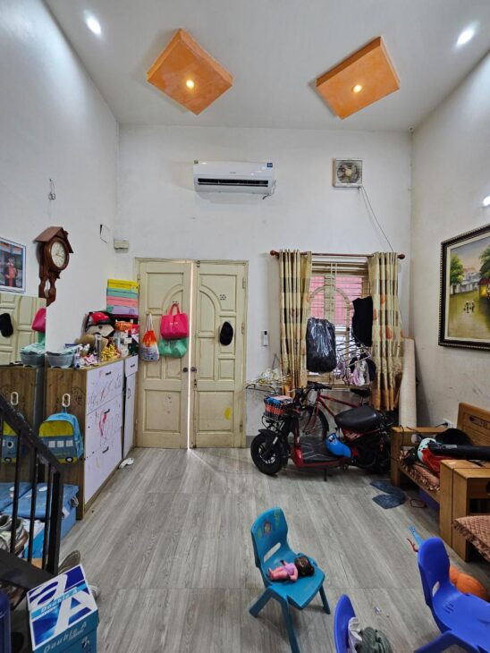 Bán nhà C4 Ngọc Thuỵ 35m lô góc oto qua nhà chỉ 4 tỷ hơn xíu. LH 0936123469