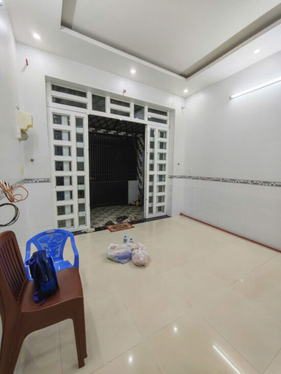 56. Nhà 6 triệu 2 phòng có nội thất gần sân Cầu Lông Tambo