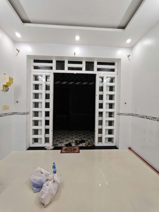 56. Nhà 6 triệu 2 phòng có nội thất gần sân Cầu Lông Tambo