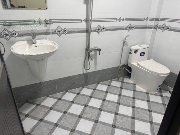 Bán nhà đường Man Thiện, Hiệp Phú, Q9, TP HCM. DT 93m2, 2 tầng, 4PN. Sổ hồng chính chủ. Giá 9.1 tỷ.