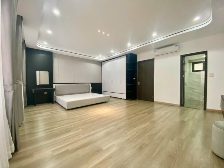 Bán nhà Ngọc Lâm 60m x 6T thang máy full nội thất ở luôn, gần phố. LH 0936123469