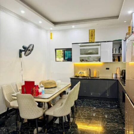 BÁN NHÀ NGỌC THUỴ LONG BIÊN,OTO, DÂN XÂY, NGÕ THOÁNG, 40M NHỈNH 6 TỶ(TL)