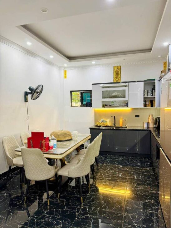 BÁN NHÀ NGỌC THUỴ LONG BIÊN,OTO, DÂN XÂY, NGÕ THOÁNG, 40M NHỈNH 6 TỶ(TL)