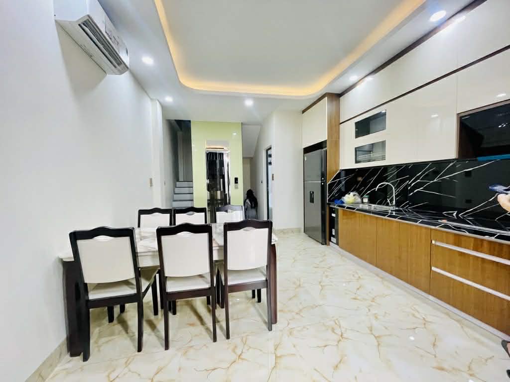 bán nhà mặt phố Ngô Gia Khảm, đối diện bến xe, vỉa hè rộng, kinh doanh ngày đêm