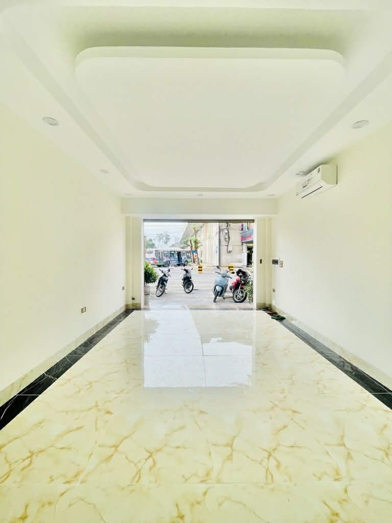 bán nhà mặt phố Ngô Gia Khảm, đối diện bến xe, vỉa hè rộng, kinh doanh ngày đêm