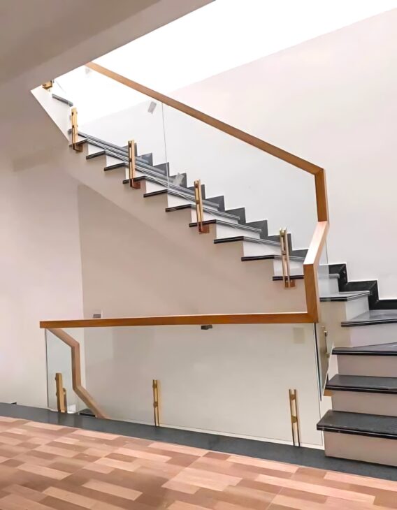 Cho thuê nhà lô góc, mới , thang máy,vỉa hè, 118m2- 5T, Duy Tân_45 Tr