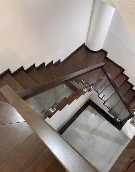 Cho thuê nhà mới, lô góc, thang máy, 102m2_ 4T; vỉa hè, Lạc Trung-32 Tr