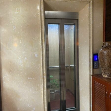 Cho thuê nhà mới, Hoàng Quốc Việt, thang máy; vỉa hè 125m2* 4T- 50 Tr