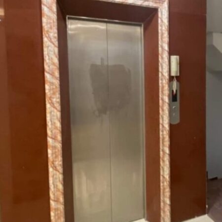 Cho thuê nhà lô góc, mới, Duy Tân, thang máy; vỉa hè 119m2* 5T- 48 Tr