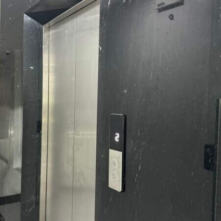 Cho thuê Nhà căn góc, mới, Đội Cấn, thang máy, 121m2x 4T vỉa hè 49 Tr