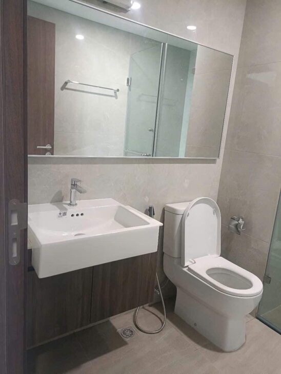 Cho thuê Nhà căn góc, mới, thang máy, 116m2_ 4T; vỉa hè, Đội Cấn-45 Tr