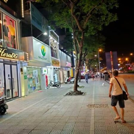 nhà mặt phố Nguyễn Văn Cừ, 440m, mặt tiền 18m, nở hậu, vỉa hè đá bóng nhà mặt phố Nguyễn Văn Cừ, 440m, mặt tiền 18m, nở hậu, vỉa hè đá bóng