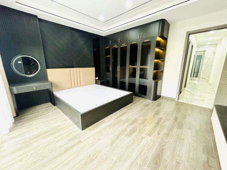 SIÊU PHẨM, BÁN NHÀ TƯ ĐÌNH LONG BIÊN,THANG MÁY, VỈA HÈ, KINH DOANH,OTO TRÁNH,42M