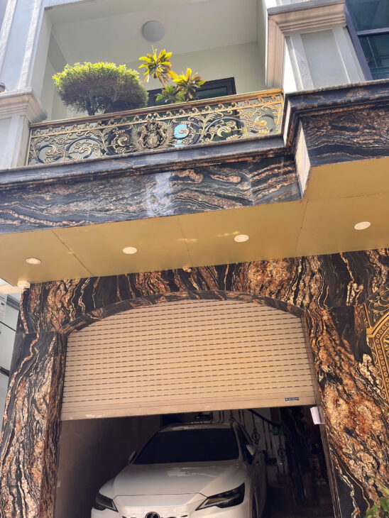 Cần bán nhanh, bán nhà Lạc Long Quân thang máy 7 tầng, ô tô tránh, giá 19 tỷ