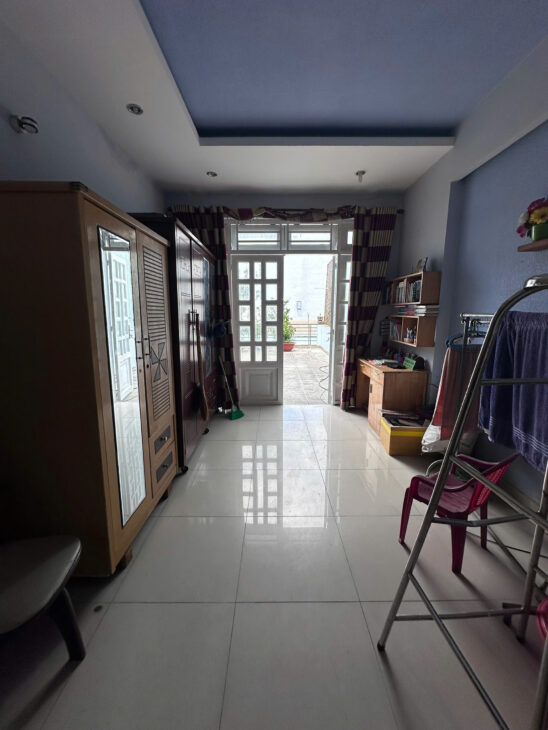 Nhà HXH đường ĐHT02, sát chợ, 5 x 18m, 4 tấm, 7 PN