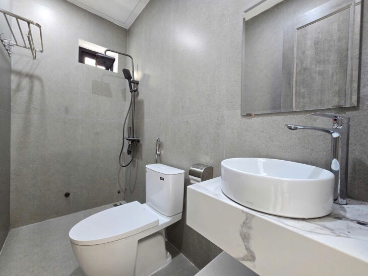 BÁN NHÀ ĐẸP PHỐ TRẠM LONG BIÊN,THANG MÁY,OTO ĐỖ CỬA,FULL NỘI THẤT, 42M NHỈNH 11 TỶ