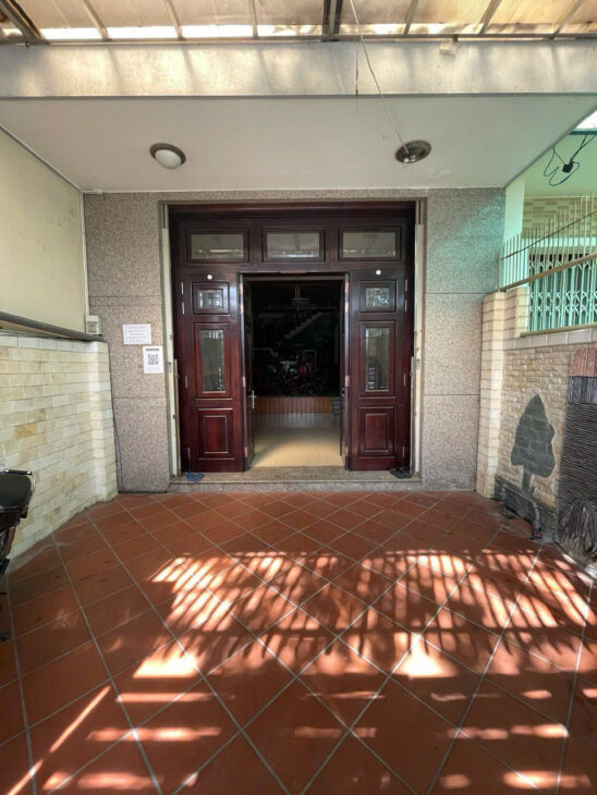 Cho thuê nhà 3 tầng nguyên căn mặt đường Lê Hồng Phong, Phước Long cũ, sát đường Cao Xuân Huy thông