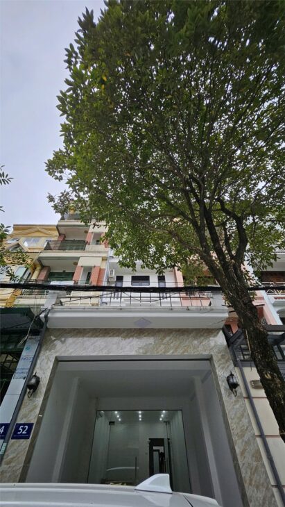 Cho thuê nhà ngõ 110 Trung Kính, DT 92m2 x 5 Tầng, Mặt tiền 4.2m, 9 phòng, Đường 12m, ô tô đỗ cửa.