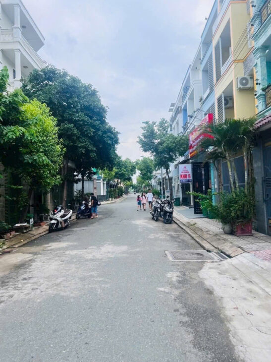 NHÀ ĐẸP KDC HIỆP THÀNH CITY, Q12 TRỆT 3 LẦU ĐƯỜNG 10M CÓ VỈA HÈ CHỈ 9.45 TỶ TL!