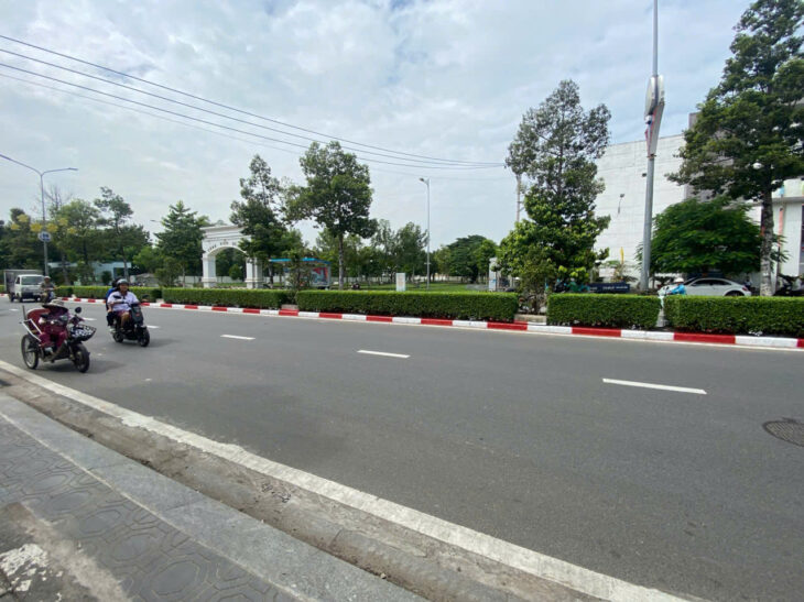 BÁN ĐẤT MẶT TIỀN DĨ AN GIÁ RẺ NGAY TRUNG TÂM HÀNH CHÍNH DĨ AN 150M2 ( 5 X 30 ) GIÁ : 6.8 TỶ.