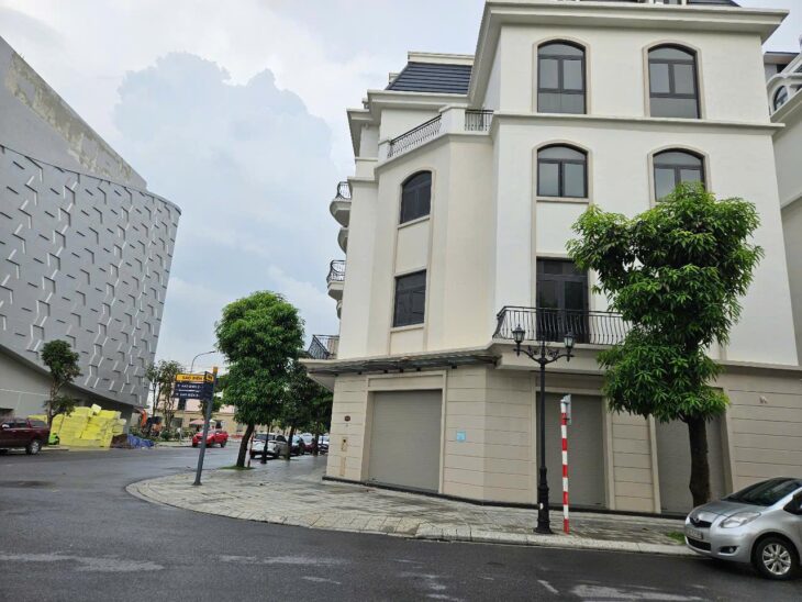 Cho thuê nhà 4 tầng lô góc đối diện vincom ocean park 2