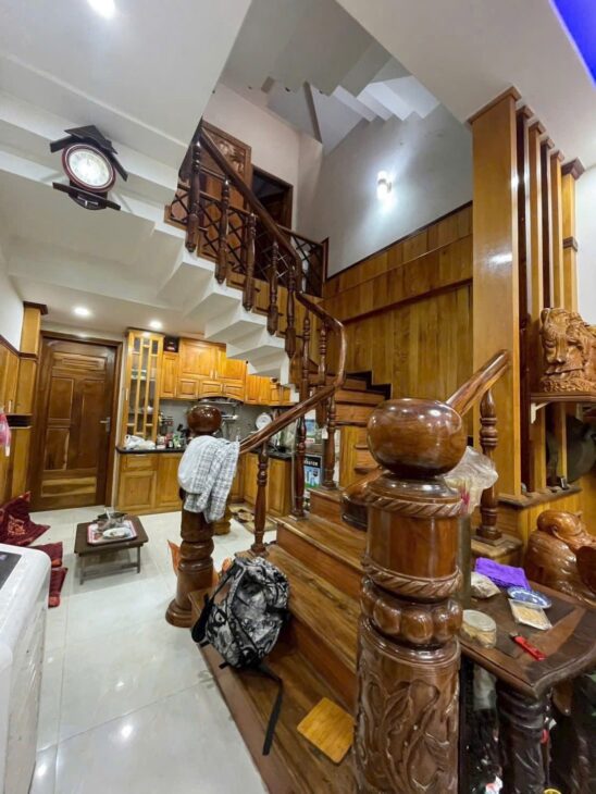 Nhà đẹp 3 tầng 3 mê nội thất gỗ sang trọng, thông ra Yên Thế – Bắc Sơn!