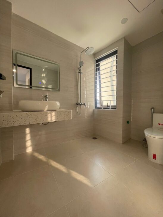 HƠN 9 TỶ CÓ NHÀ 70M2 – 5 TẦNG THANG MÁY – 3 MẶT THOÁNG TẠI SÀI ĐỒNG — LONG BIÊN