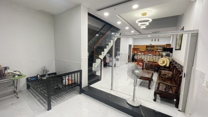 Bán nhà Hiệp Bình Chánh, đường Số 9, Thủ Đức, TP HCM. DT 5x18m, 3 tầng, 3PN, SH, 8.7 tỷ. Bán nhà Hiệp Bình Chánh, đường Số 9, Thủ Đức, TP HCM. DT 5x18m, 3 tầng, 3PN, SH, 8.7 tỷ.