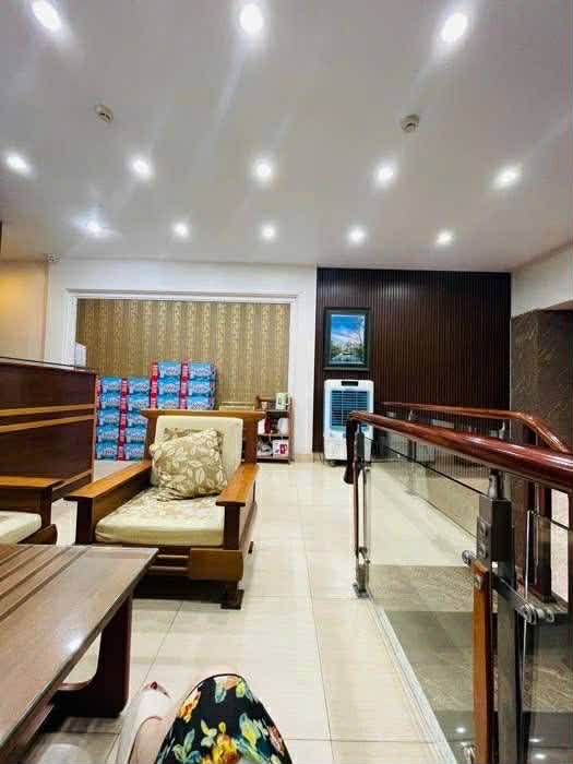 bán khách sạn Long Biên, 110m x 8 tầng, 26 phòng tiêu chuẩn, dòng tiền hơn 3 tỷ/năm